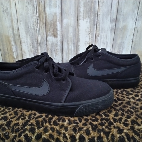 NIKE BLACK SNEAKERS SHOES 7.5 OR 8 WOMEN'S RUNS A LIL BIGGER LIKE NEW - Picture 2 of 7